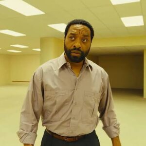 Chiwetel Ejiofor dalam adegan film Backrooms 2026