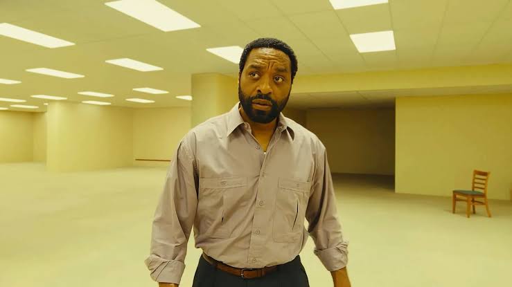Chiwetel Ejiofor dalam adegan film Backrooms 2026