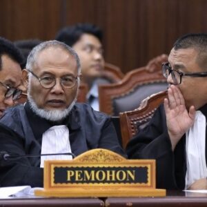 Denny Indrayana dan kuasa hukum saat putusan MK gugatan ijazah Gibran