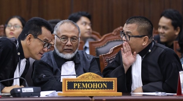 Denny Indrayana dan kuasa hukum saat putusan MK gugatan ijazah Gibran