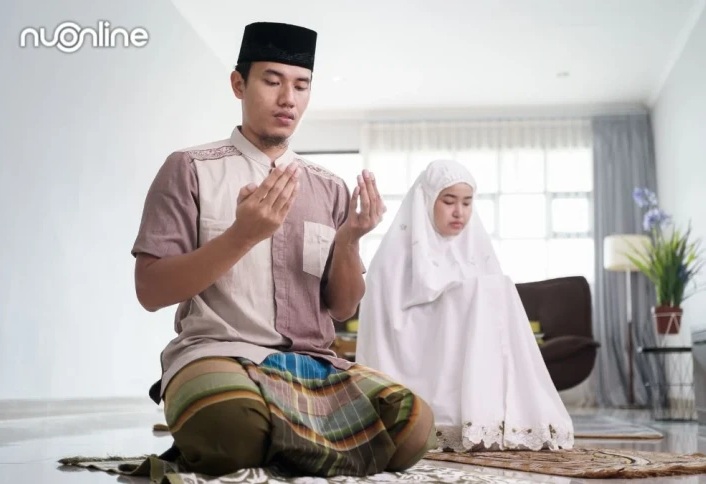 Ilustrasi suami istri sedang beribadah