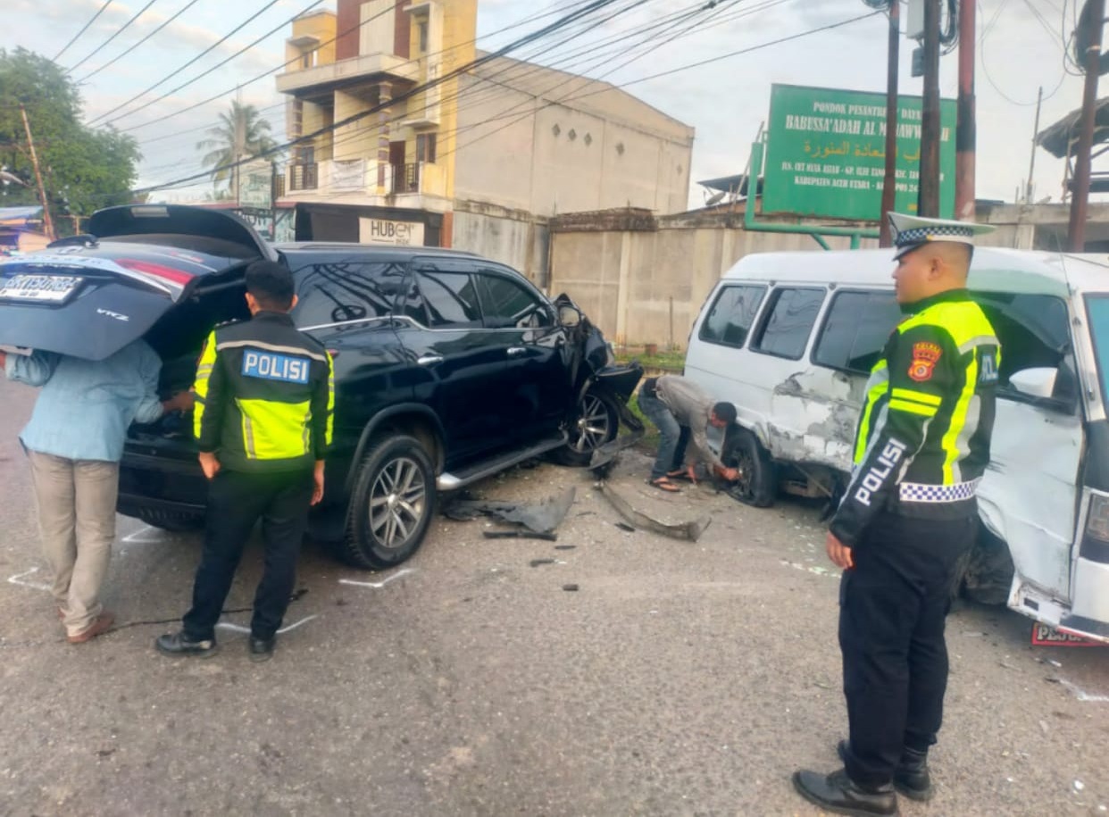 Kecelakaan mobil Fortuner dan L300 Sp Dama Aceh Utara