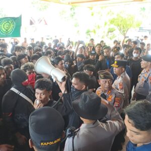 Mahasiswa demo Kantor Gubernur Aceh desak pusat status bencana nasional