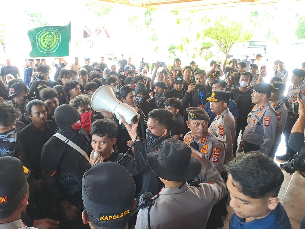 Mahasiswa demo Kantor Gubernur Aceh desak pusat status bencana nasional