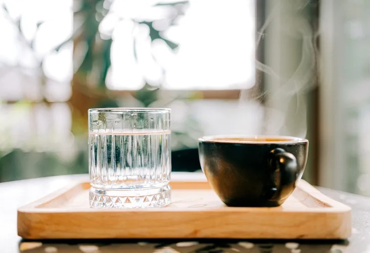 Minum air putih sebelum kopi pagi