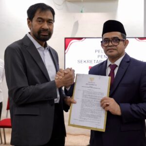 Mualem serahkan SK Pj Sekda Aceh kepada Taufik