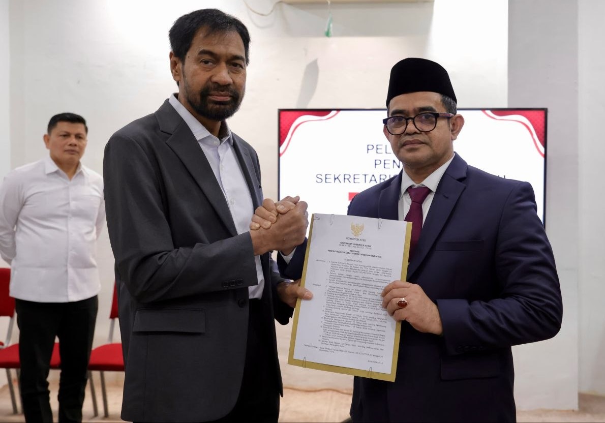 Mualem serahkan SK Pj Sekda Aceh kepada Taufik