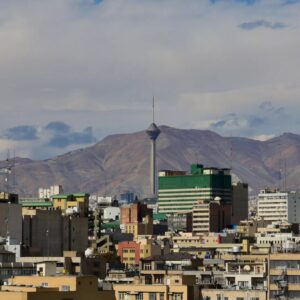 Lanskap tata kota Teheran di Iran dengan ikon Menara Milad dan kawasan pemukiman yang padat dengan latar belakang pegunungan Alborz