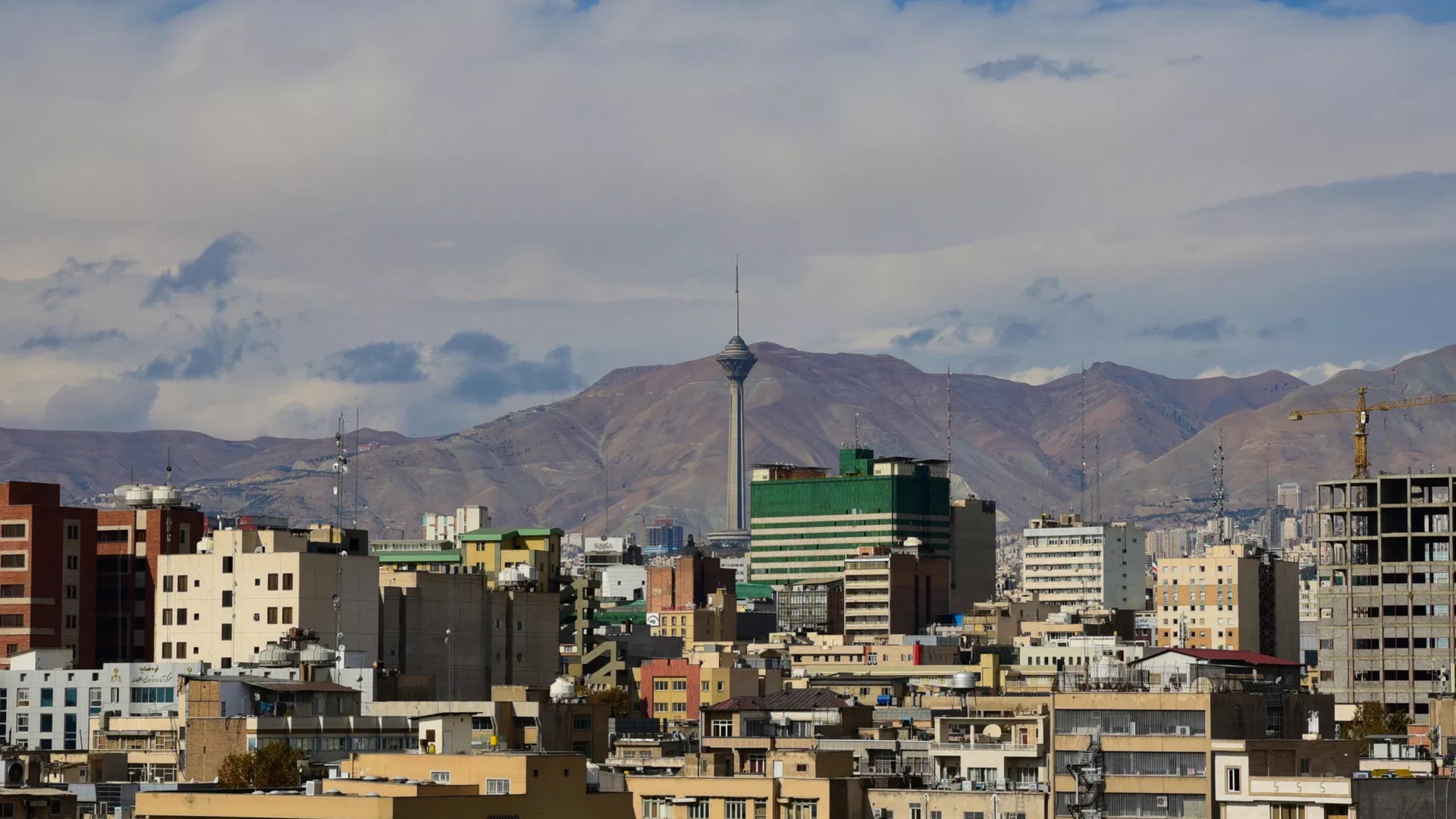 Lanskap tata kota Teheran di Iran dengan ikon Menara Milad dan kawasan pemukiman yang padat dengan latar belakang pegunungan Alborz