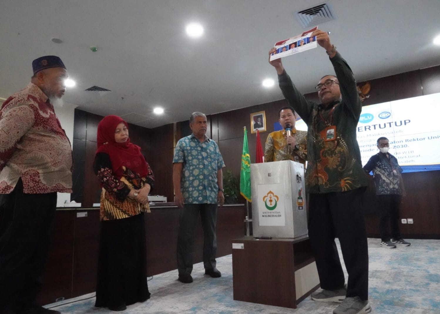 Proses penghitungan dan penetapan tiga nama dalam Pemilihan Rektor Unimal 2026 di Ruang Senat