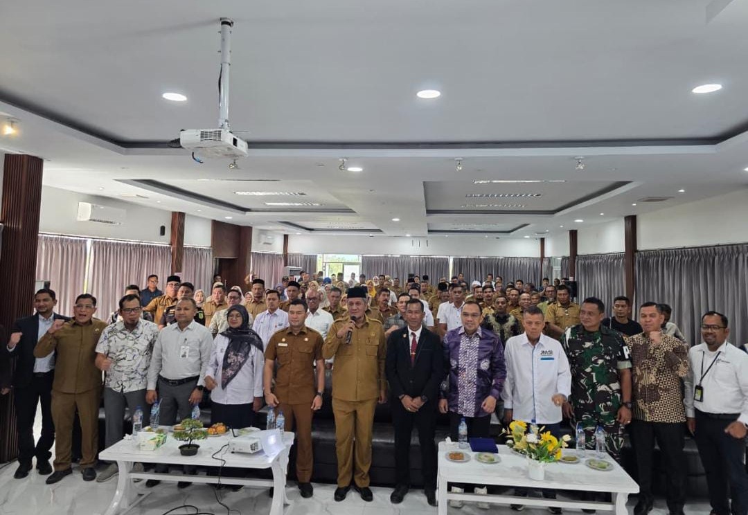 Sekda Aceh Utara foto bersama JMSI Aceh Utara dan penerima penghargaan