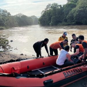 Petugas SAR gabungan menaiki perahu karet menyisir arus sungai untuk mencari korban tenggelam
