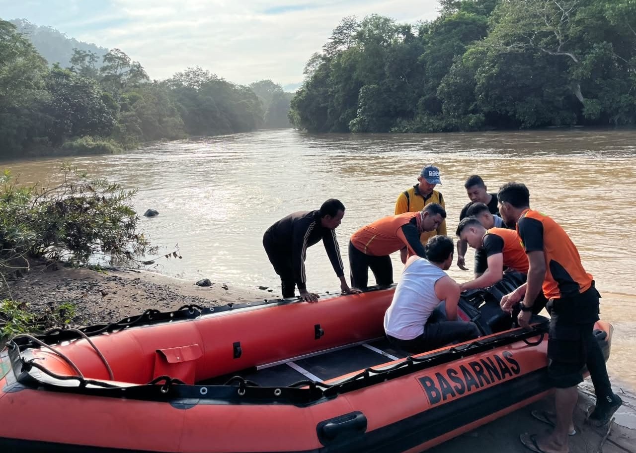 Petugas SAR gabungan menaiki perahu karet menyisir arus sungai untuk mencari korban tenggelam