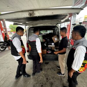 Polisi Unit Tipidter Polres Lhokseumawe memeriksa bagasi mobil minibus saat sidak BBM bersubsidi di SPBU