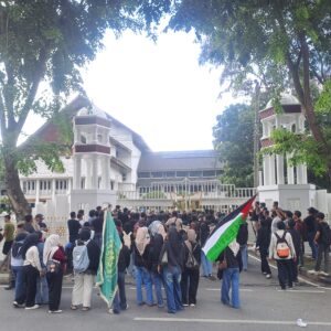 Unjuk rasa mahasiswa depan kantor gubernur aceh 21 oktober 2026