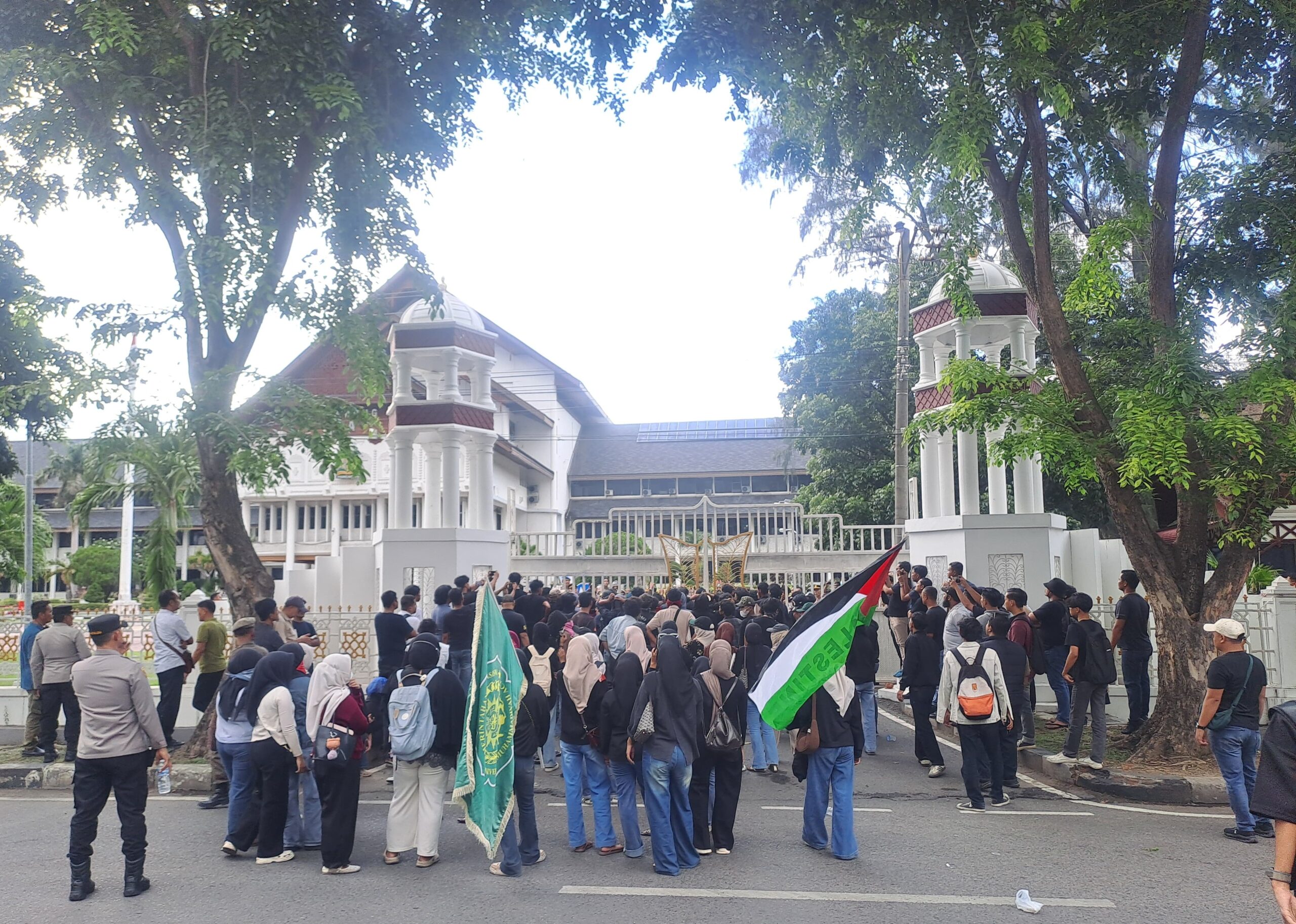 Unjuk rasa mahasiswa depan kantor gubernur aceh 21 oktober 2026