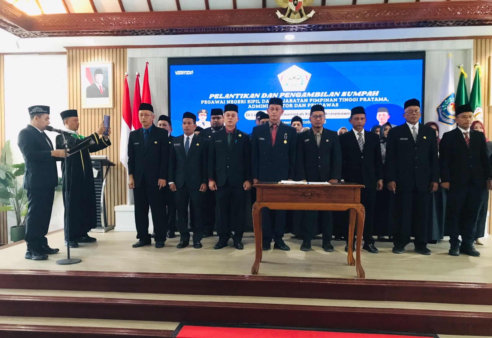 Wali Kota Lhokseumawe Sayuti lantik Kepala DPMG Kadis LH dan pejabat administrator pengawas