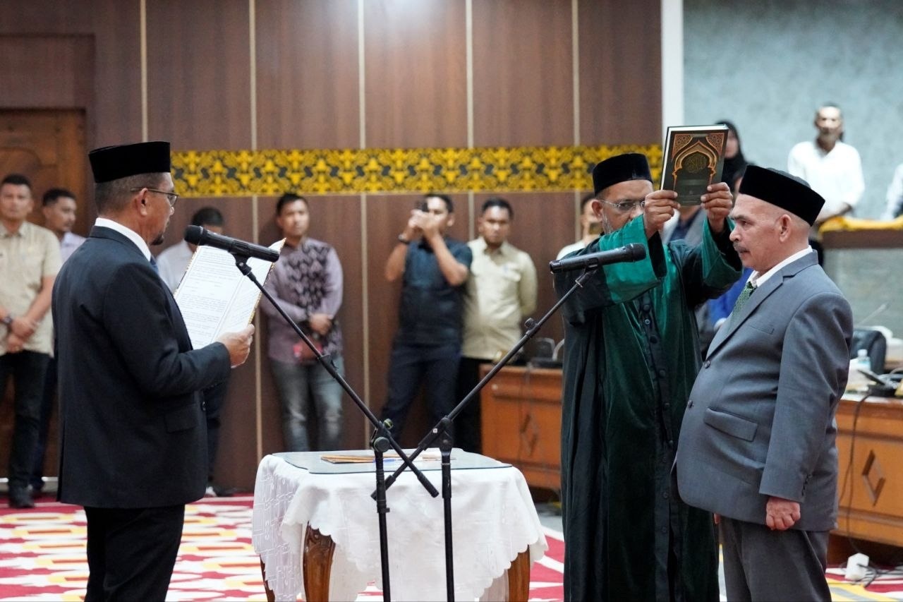 Zaini Bakri dilantik menjadi anggota PAW DPRA