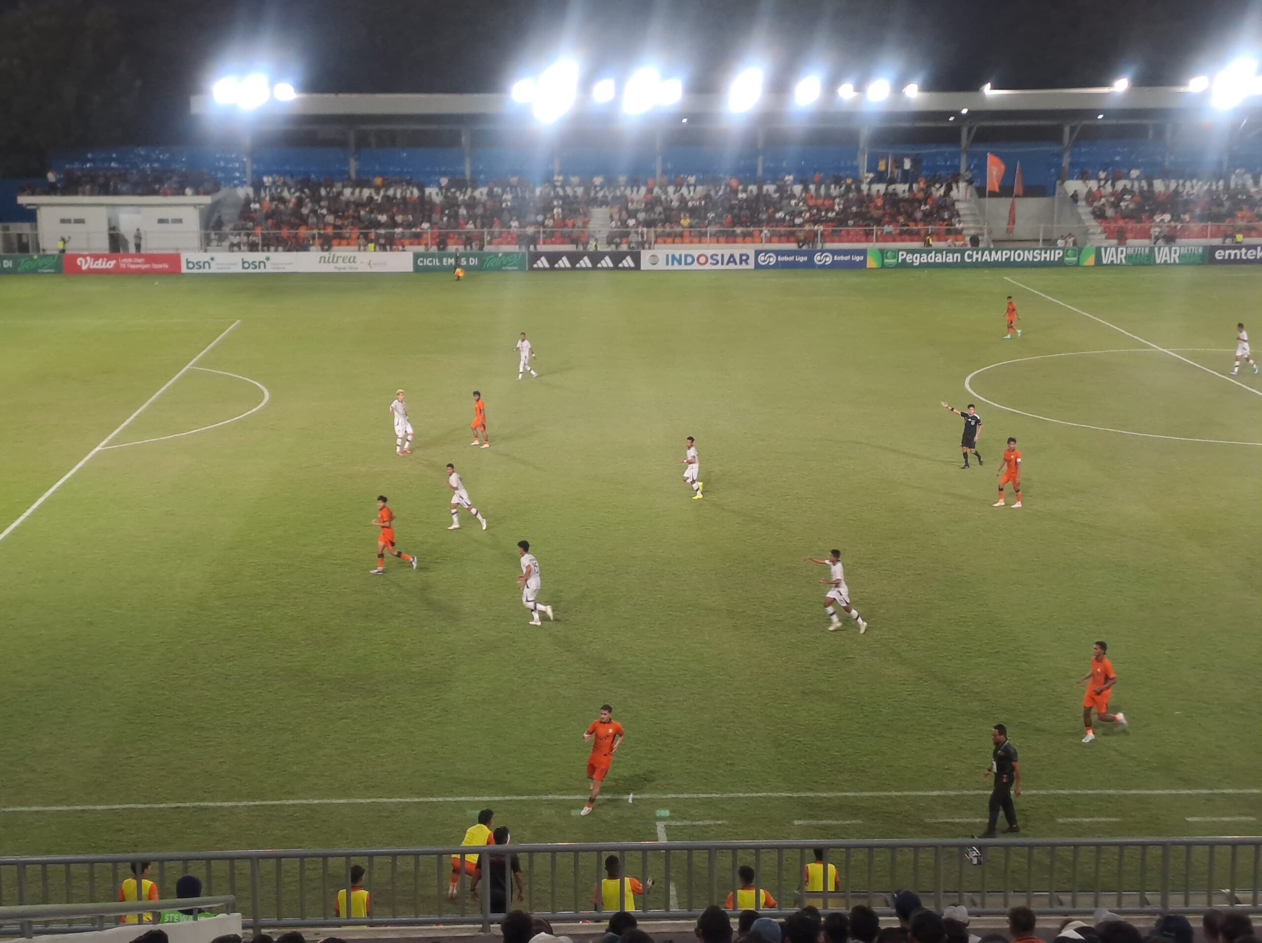 Pertandingan sengit antara Persiraja Banda Aceh memakai jersey oranye melawan PSGC Ciamis di bawah sorotan lampu Stadion H. Dimurthala Lampineung pada laga Pegadaian Championship