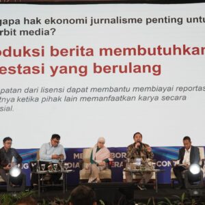 Lima panelis dan moderator duduk di atas panggung dalam sesi diskusi panel IDMC 2026, di bawah layar besar bertuliskan "Mengapa hak ekonomi jurnalisme penting untuk penerbit media?".