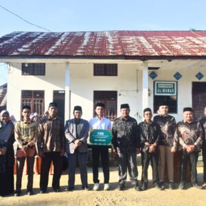 Direktur Pesantren Modern Misbahul Ulum Ustaz Martunis bersama pengurus Bazismu menyerahkan simbolis santunan perdana Rp1 juta kepada santri yatim piatu Muhammad Asyraf.
