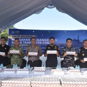 Jajaran pejabat Bea Cukai Aceh, Bea Cukai Lhokseumawe, bersama unsur TNI AL, Polri, dan Kejaksaan berdiri sejajar memegang sampel slop rokok ilegal merek HD dalam konferensi pers penindakan rokok tanpa pita cukai.