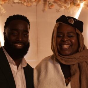 Alim Kamara dan Muneera Pilgrim tersenyum bersama saat menjadi host dalam acara penghargaan Black Muslim Awards 2026 di London.