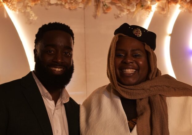 Alim Kamara dan Muneera Pilgrim tersenyum bersama saat menjadi host dalam acara penghargaan Black Muslim Awards 2026 di London.