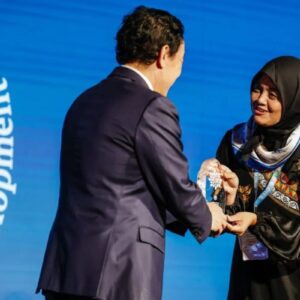 dirjen fao qu dongyu serahkan penghargaan 100 women heroes istiqamah aceh
