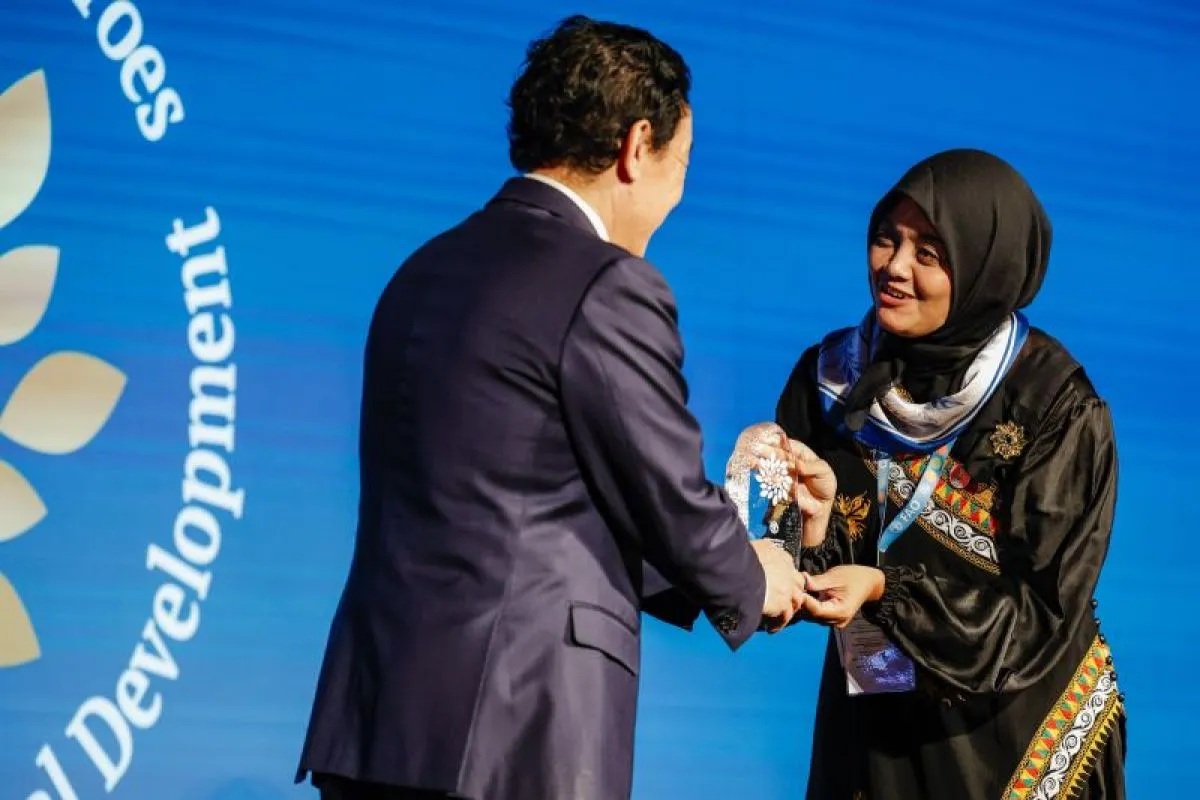 dirjen fao qu dongyu serahkan penghargaan 100 women heroes istiqamah aceh