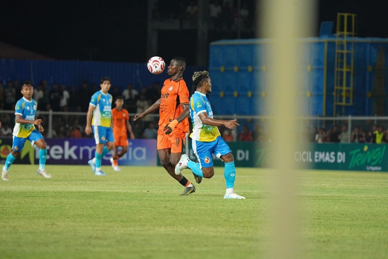 Pemain asing Persiraja Banda Aceh Djakaridja Traore yang dicoret oleh Presiden Klub Dek Gam