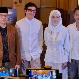 Vino G Bastian bersama para tokoh dan pemain film berdiri berdampingan mengenakan busana muslim putih dalam sesi wawancara gala premiere film Buya Hamka.