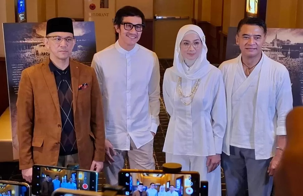 Vino G Bastian bersama para tokoh dan pemain film berdiri berdampingan mengenakan busana muslim putih dalam sesi wawancara gala premiere film Buya Hamka.
