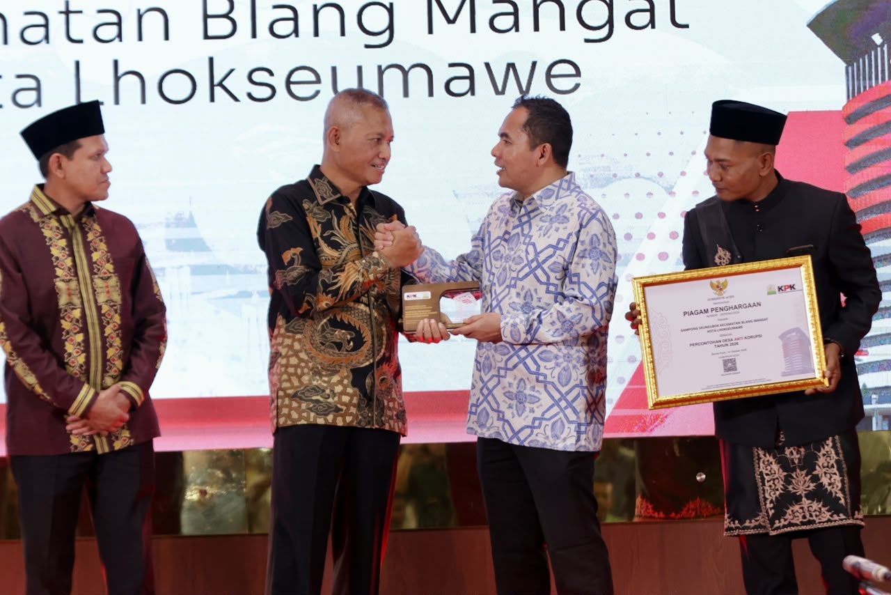 Wakil Ketua KPK Ibnu Basuki Widodo menyerahkan plakat penghargaan kepada Keuchik Gampong Seuneubok disaksikan Wali Kota Lhokseumawe Sayuti Abubakar.