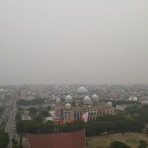 Masjid Agung Islamic Center Lhokseumawe diselimuti kabut asap pekat dari udara