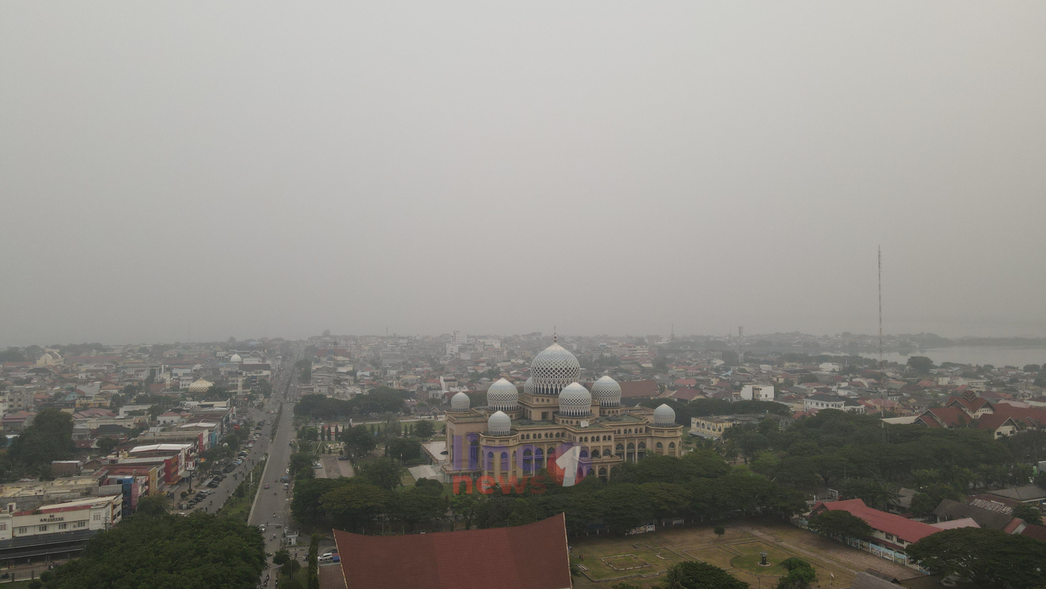 Masjid Agung Islamic Center Lhokseumawe diselimuti kabut asap pekat dari udara