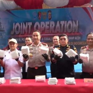 Kapolri Jenderal Suyudi Ario Seto bersama tim gabungan Polri, Bea Cukai, BNNP Aceh, dan TNI memegang bungkus barang bukti sabu di depan baliho bertuliskan Joint Operation.