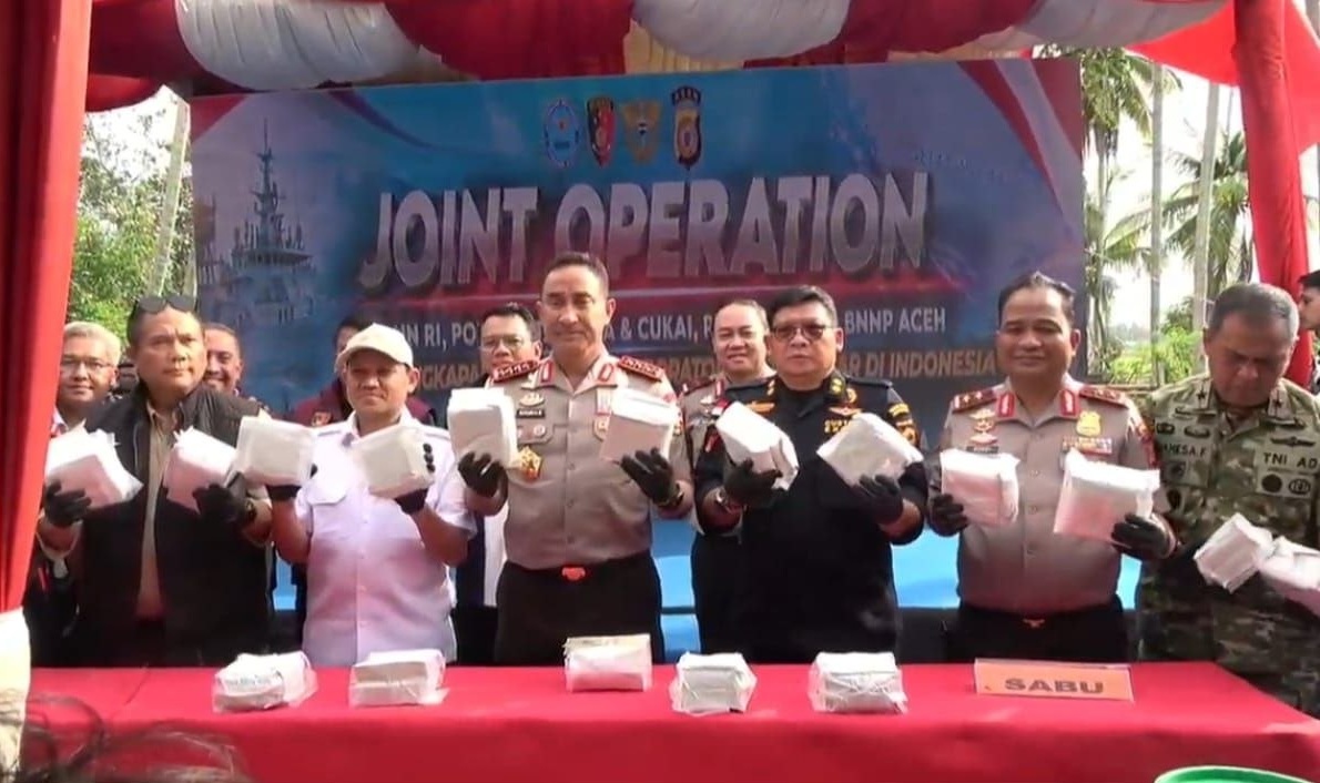 Kapolri Jenderal Suyudi Ario Seto bersama tim gabungan Polri, Bea Cukai, BNNP Aceh, dan TNI memegang bungkus barang bukti sabu di depan baliho bertuliskan Joint Operation.