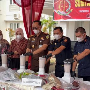 Kajari Aceh Utara Hilman Azazi bersama jajaran Forkopimda mengenakan masker dan sarung tangan hitam saat memasukkan kristal sabu ke dalam blender.