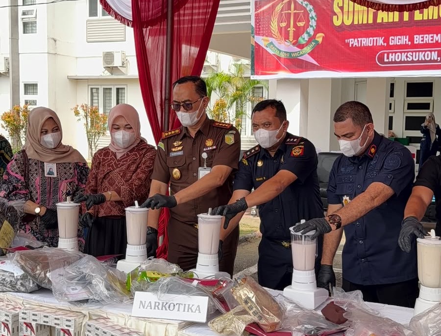 Kajari Aceh Utara Hilman Azazi bersama jajaran Forkopimda mengenakan masker dan sarung tangan hitam saat memasukkan kristal sabu ke dalam blender.