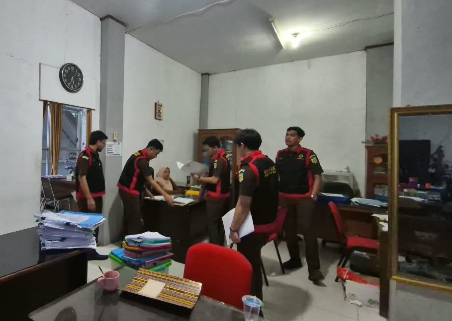 kejari langsa geledah ruangan disdikbud