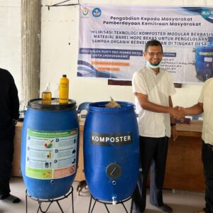 Ketua Tim PkM Unimal Ahmad Nayan menyerahkan secara simbolis teknologi komposter modular HDPE bekas kepada Sekdes Paloh Punti T Zulkarnaini