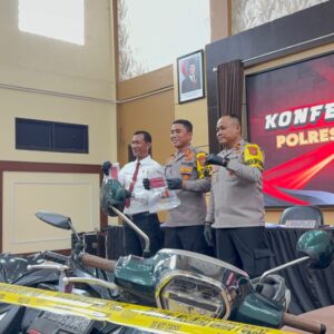 Kapolres Lhokseumawe bersama jajaran menunjukkan barang bukti barang bukti kunci T dan deretan sepeda motor sitaan curanmor.