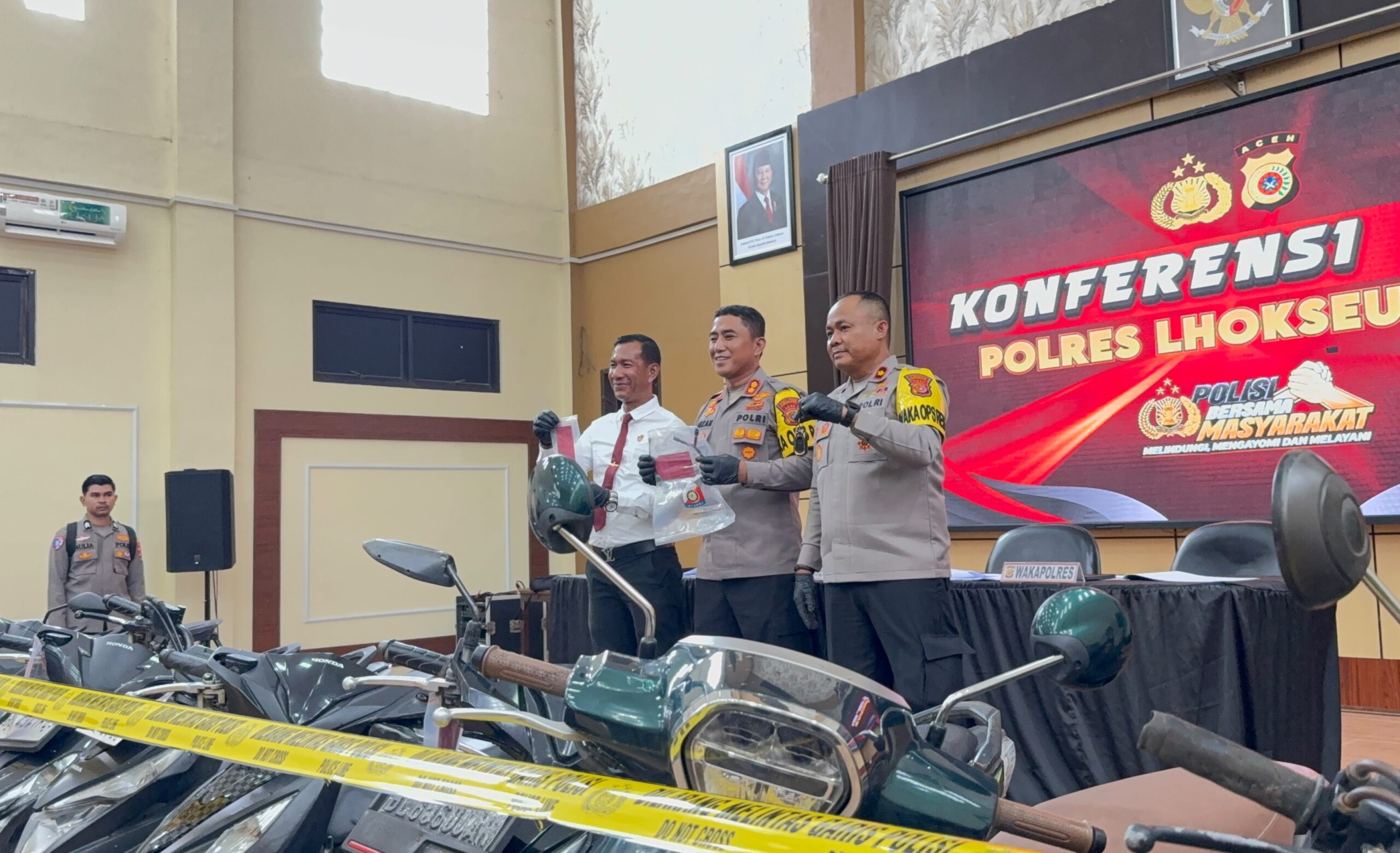Kapolres Lhokseumawe bersama jajaran menunjukkan barang bukti barang bukti kunci T dan deretan sepeda motor sitaan curanmor.
