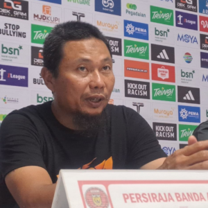 Pelatih kepala Persiraja Banda Aceh Muhammad Ridwan berbicara dalam konferensi pers setelah pertandingan melawan Adhyaksa FC di Stadion H. Dimurthala
