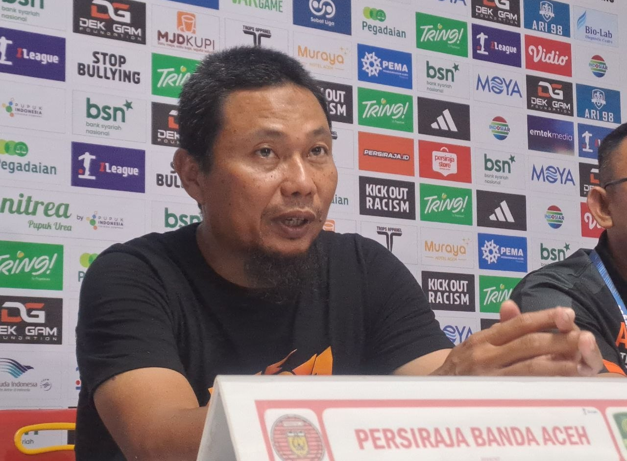 Pelatih kepala Persiraja Banda Aceh Muhammad Ridwan berbicara dalam konferensi pers setelah pertandingan melawan Adhyaksa FC di Stadion H. Dimurthala