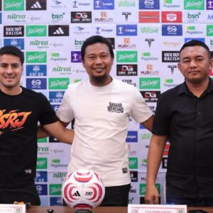 Pelatih kepala Persiraja Banda Aceh, Muhammad Ridwan, bersama official tim dan pemain asing memegang bola resmi dalam konferensi pers sebelum pertandingan melawan PSGC Ciamis.
