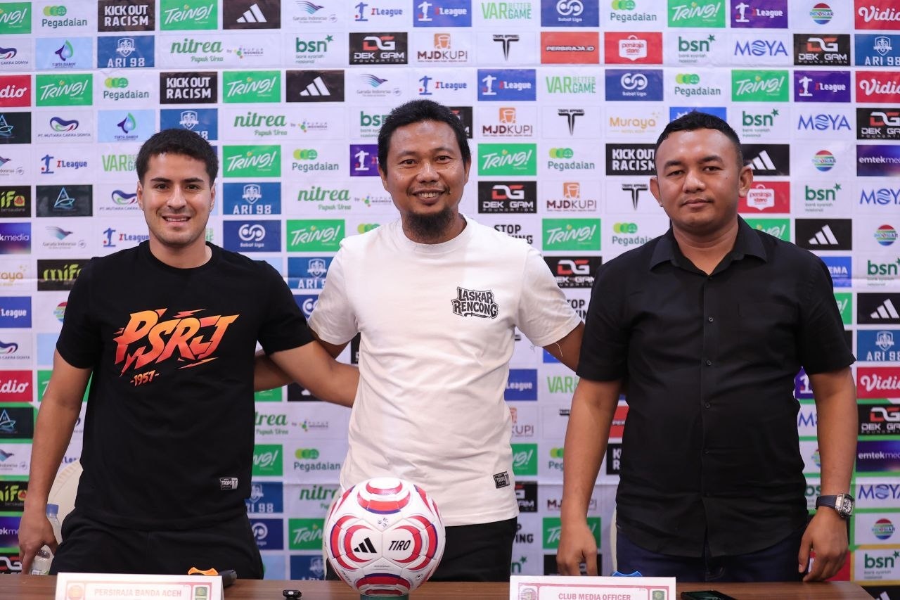 Pelatih kepala Persiraja Banda Aceh, Muhammad Ridwan, bersama official tim dan pemain asing memegang bola resmi dalam konferensi pers sebelum pertandingan melawan PSGC Ciamis.