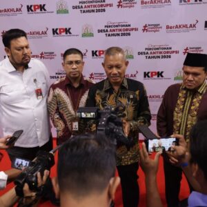 Wakil Ketua KPK Ibnu Basuki Widodo memakai batik hitam berbicara di depan mikrofon wartawan didampingi Wakil Gubernur Aceh Fadhlullah.