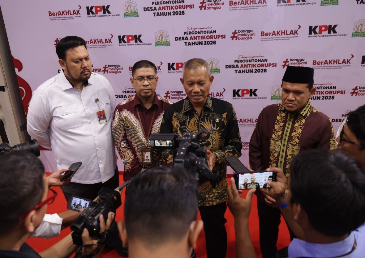 Wakil Ketua KPK Ibnu Basuki Widodo memakai batik hitam berbicara di depan mikrofon wartawan didampingi Wakil Gubernur Aceh Fadhlullah.